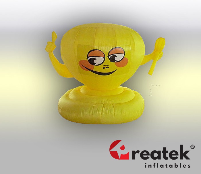3D nafukovací model šálku s výškou 3 m pro výraznou prezentaci značky