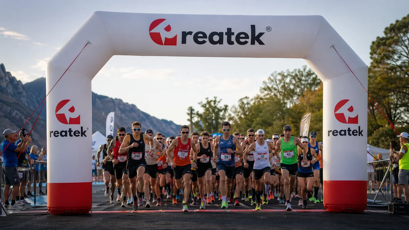 Nafukovací brána REATEK na startu a cíli sportovní akce s běžci v akci.