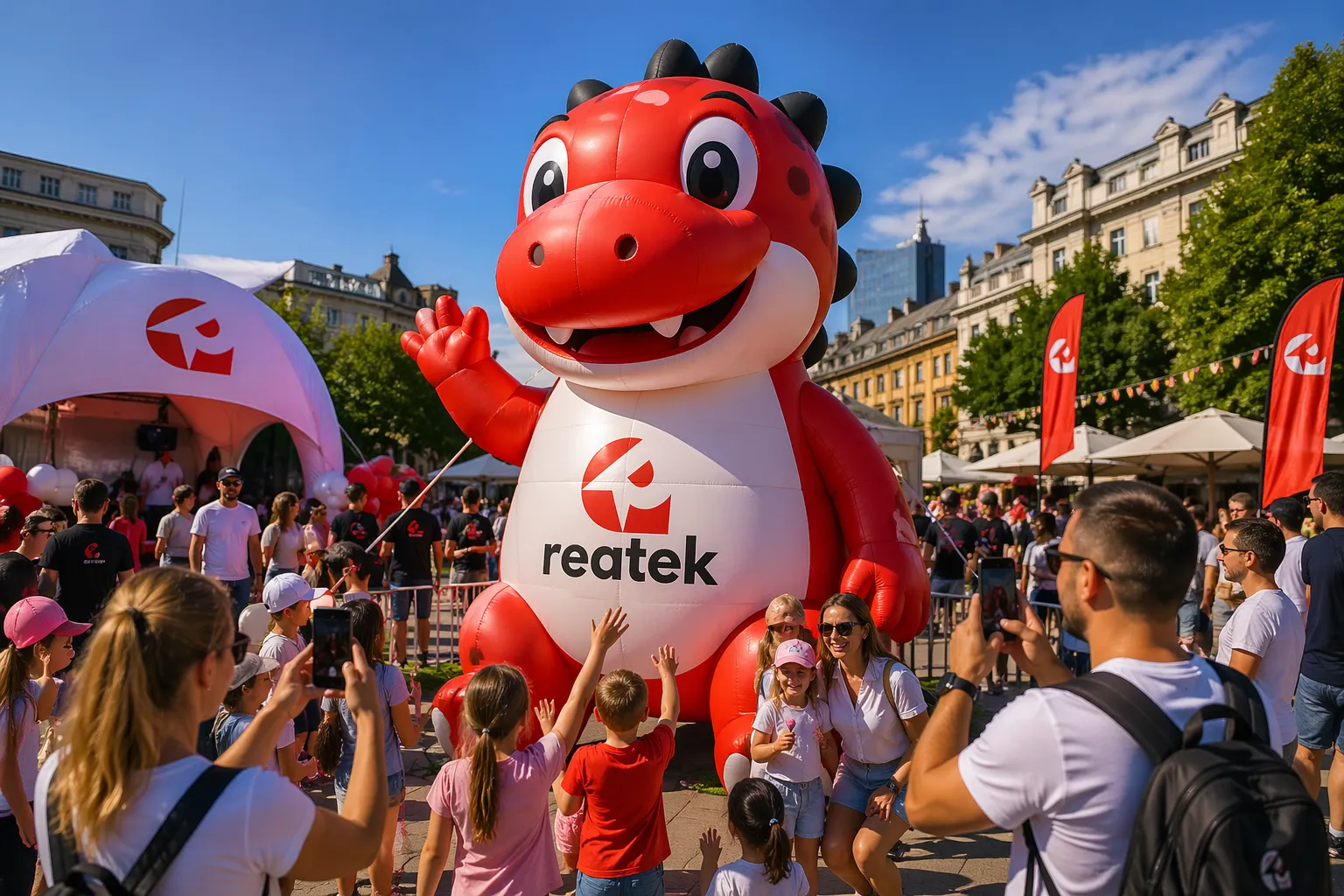 Nafukovací maskot REATEK na míru jako velký 3D brandový prvek a fotopoint na městské akci.