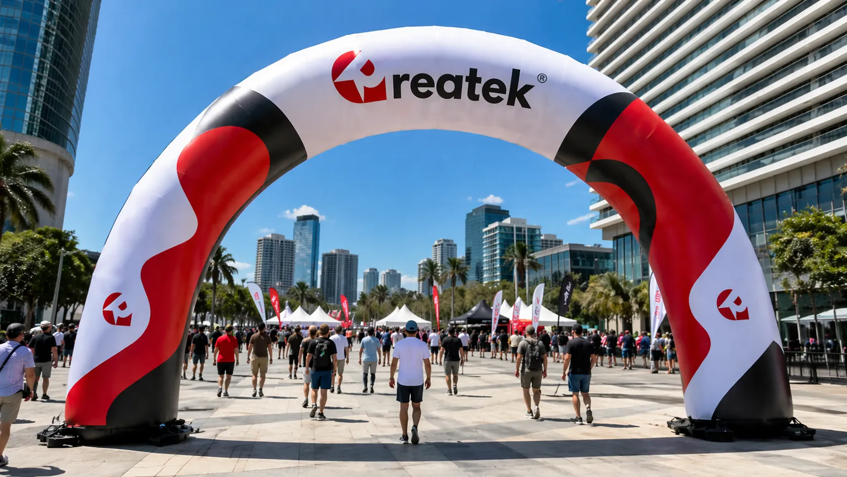 Nafukovací reklamný oblúk REATEK pri vstupe na mestský event ako hlavná orientačná brána podujatia