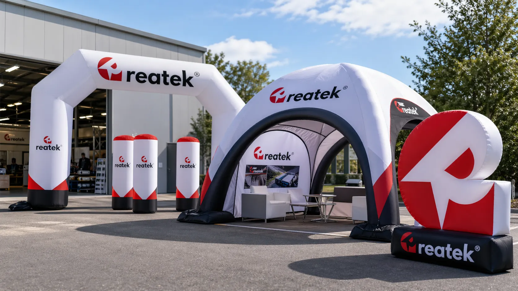 Prémiová nafukovací reklama REATEK s nafukovací bránou, pneumatickým stanem, reklamními sloupy a 3D nafukovacím objektem pro profesionální eventy a firemní branding.