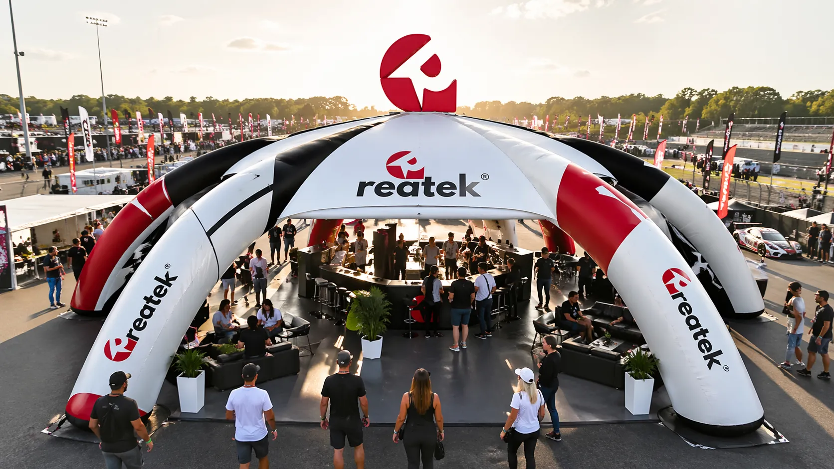 Spider nafukovací reklamní stan REATEK na sportovním eventu jako centrální promo a VIP zóna.